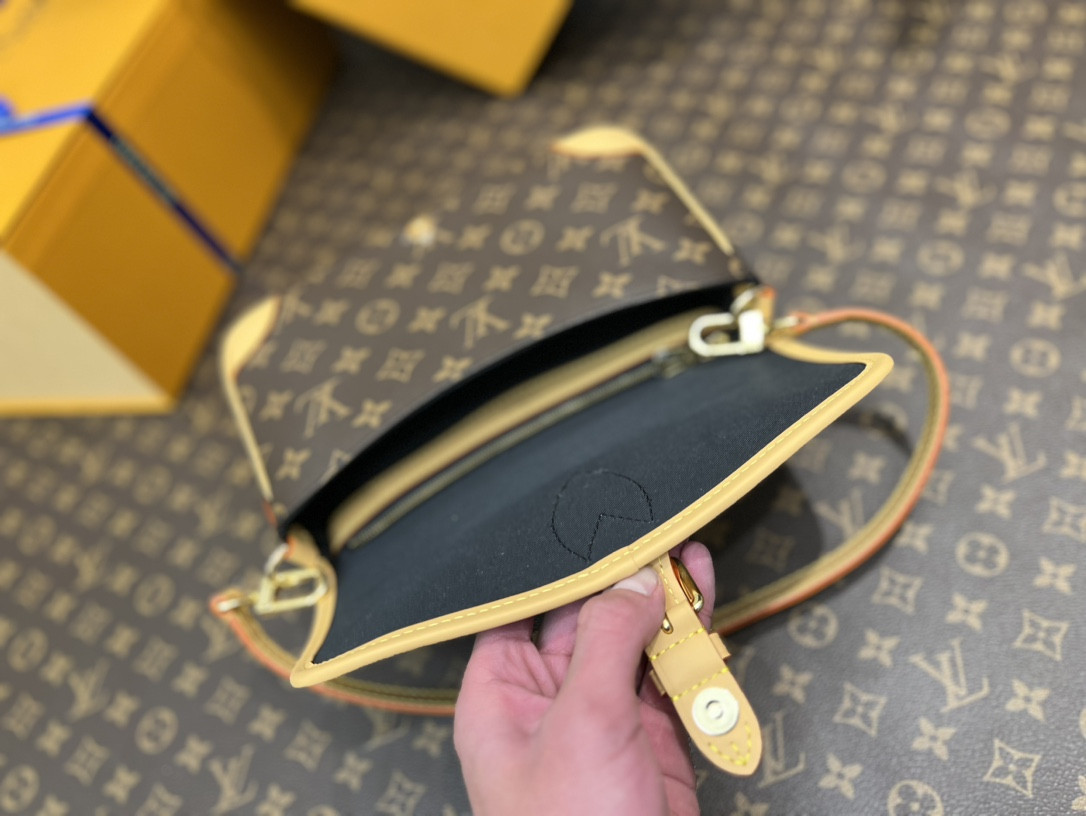 LV M45985 Diane 9.4 x 5.9 x 3.5 inches